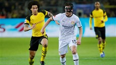 Axel Witsel z Dortmundu (vlevo) vyráí napadat Juliana Baumgartlingera z...