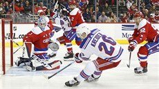 Chris Kreider z New Yorku Rangers ( s íslem 20) pekonává brankáe Washingtonu...