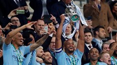 Fotbalisté Manchesteru City slaví vítzství v Ligovém poháru.