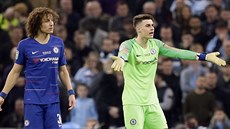 Branká� Chelsea Kepa Arrizabalaga (vpravo) a jeho spoluhrá� David Luiz se diví...