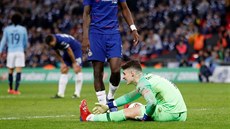 Branká Chelsea Kepa Arrizabalaga leí na trávníku poté, co ve finále Ligového...