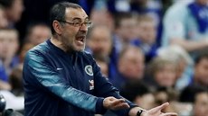 Manaer Chelsea Maurizio Sarri se zlobí poté, co branká jeho týmu Kepa...