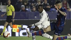 Vinicius Junior z Realu Madrid (v bílém) pálí na branku Levante.