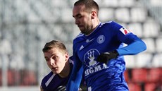 Olomoucký Tomá Zahradníek se s míem snaí obejít Ondeje Koího, brankáe...