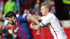 Barcelonský útoník Luis Suárez (vlevo) si kryje mí ped Simonem Kjaerem,...