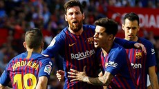 Fotbalisté Barcelony slaví gól Lionela Messiho proti Seville.