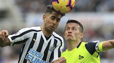 Ayoze Perez z Newcastlu (vlevo) a Jonathan Hogg z Huddersfieldu  v hlavikovém...