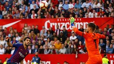 Luis Suárez, útoník Barcelony, pekonává Tomáe Vaclíka v brán Sevilly.