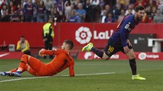 Tomá Vaclík, branká Sevilly, inkasuje gól od Lionela Messiho.