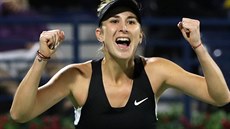 Belinda Bencicová se raduje z vítzství na turnaji v Dubaji.