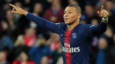 Francouzský úto�ník Kylian Mbappé z PSG oslavuje svoji trefu v utkání proti...
