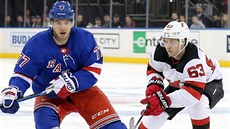 Tony DeAngelo, obránce New Yorku Rangers, odehrává puk ped napadajícím...