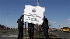 Dlníci instalují cedule s novým oznaením zem Severní Makedonie poblí msta...