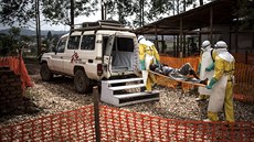 Zdravotníci převážejí pacienta z centra pro léčbu eboly v Butembo do běžné...