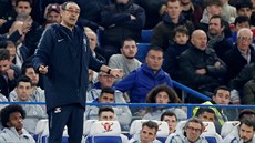 Trenér fotbalové Chelsea Maurizio Sarri posadil branká�e Kepu Arrizabalagu (ve...