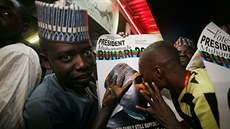 Fanouci prezidenta Muhammada Buhariho oslavují výsledek voleb poté, co obhájil...