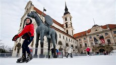 Bruslák pod sochou Jota v centru Brna bhem poslední zimy vyuilo tém 19...