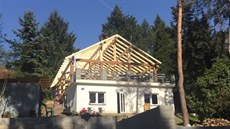 Rodinný dm pana tpniky. Kvli vadám musel nakonec horní patro stavby...