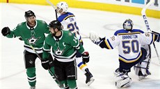 Radek Faksa (vlevo) a Jamie Benn slaví gól Dallasu v utkání proti St. Louis.