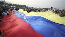 Lidé picházejí na koncert na podporu Venezuely na kolumbijské stran hranic....