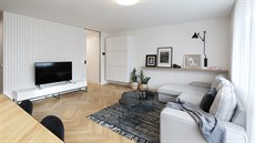 Byt má ti dleité prvky: jednotnou devnou podlahu, hodn bílé barvy a erné...