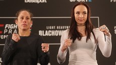 Vlevo stojí MMA zápasnice Liz Carmoucheová, soupeka Lucie Pudilové (vpravo).