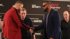 Setkání soupe v MMA Jana Blachowie (vlevo) a Thiaga Santose ped zápasem UFC...