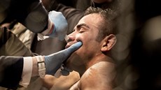 Brazilský zápasník MMA Michel Prazeres je v péi svého týmu pi galaveeru UFC...