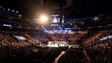 Zaplnná O2 arena na galaveeru UFC v Praze.