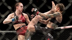 Zápasnice MMA Lucie Pudilová (vlevo) zápasí v Praze s Ameriankou Liz...