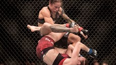 Zápasnice MMA Lucie Pudilová (dole) zápasí v Praze s Ameriankou Liz...