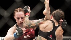 Zápasnice MMA Lucie Pudilová (vlevo) zápasí v Praze s Ameriankou Liz...