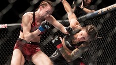 Zápasnice MMA Lucie Pudilová (vlevo) bojuje s Ameriankou Liz Carmoucheovou na...