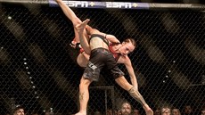 Zápasnice MMA Lucie Pudilová (v erveném) bojuje s Ameriankou Liz...