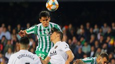 Gabriel Paulista z Valencie v souboji s Aissouz Mandim (naho�e)  z Betisu...