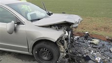 Mladý idi pejel se kodou Superb do protismru a eln se srazil s dalím...