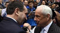 Po souboji slavných trenér: Mike Krzyzewski (vlevo) z Duke gratuluje Royi...