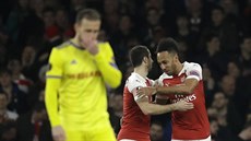 Henrich Mchitarjan a Pierre-Emerick Aubameyang (vpravo) z Arsenalu slaví gól...