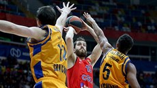 Sergio Rodriguez (v erveném) z CSKA Moskva stílí pes Ondeje Balvína (vlevo)...