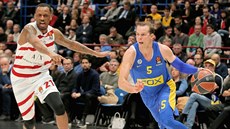 Michael Roll (vpravo) z Maccabi Tel Aviv útoí kolem Jamese Nunnallyho z Milána.