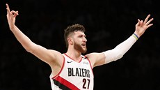 Jusuf Nurki z Portlandu oslavuje svou trojku.