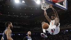 DeAndre Jordan (6) z New Yorku zasmeoval do koe Minnesoty, sledují ho Taj...