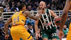 Nick Calathes (vpravo) z Panathinaikosu útoí kolem DeShauna Thomase z Chimek.