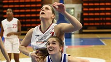 Nicolina Deliová (v bílém) z Nymburka a Sára Vadlejchová ze Strakonic bojují...