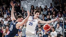 eský basketbalista Vít Krejí (vpravo) pod tlakem Alexandreho Chassanga z...