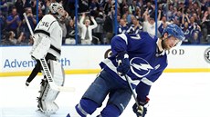 Victor Hedman (77) z Tampy se prosadil proti Jacku Campbellovi (36) z Los...