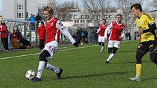 Pardubický st�edopola� Emil Tischler (vlevo),u mí�e v p�ípravném zápase s Ústím...