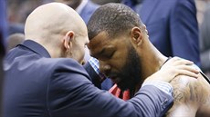 ZDRCENÝ. Marcus Morris z Bostonu se srazil s torontským protihrá�em, podstupuje...
