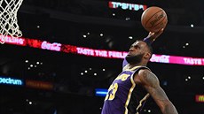LeBron James z LA Lakers smeuje do koe New Orleans.