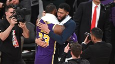 LeBron James (vlevo) z LA Lakers a Anthony Davis z New Orleans se zdraví po...
